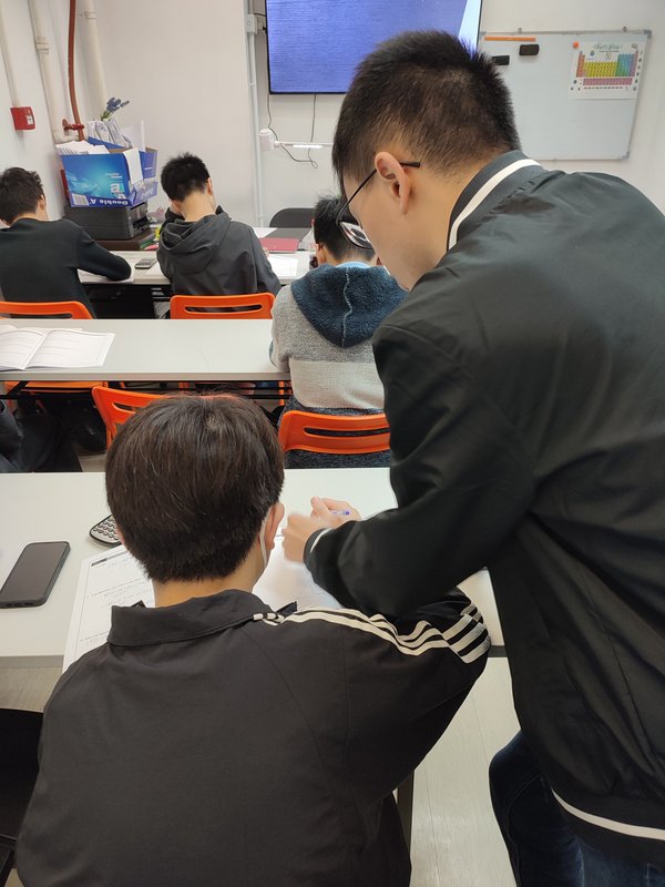 新培教育導師逐一跟進學生進度